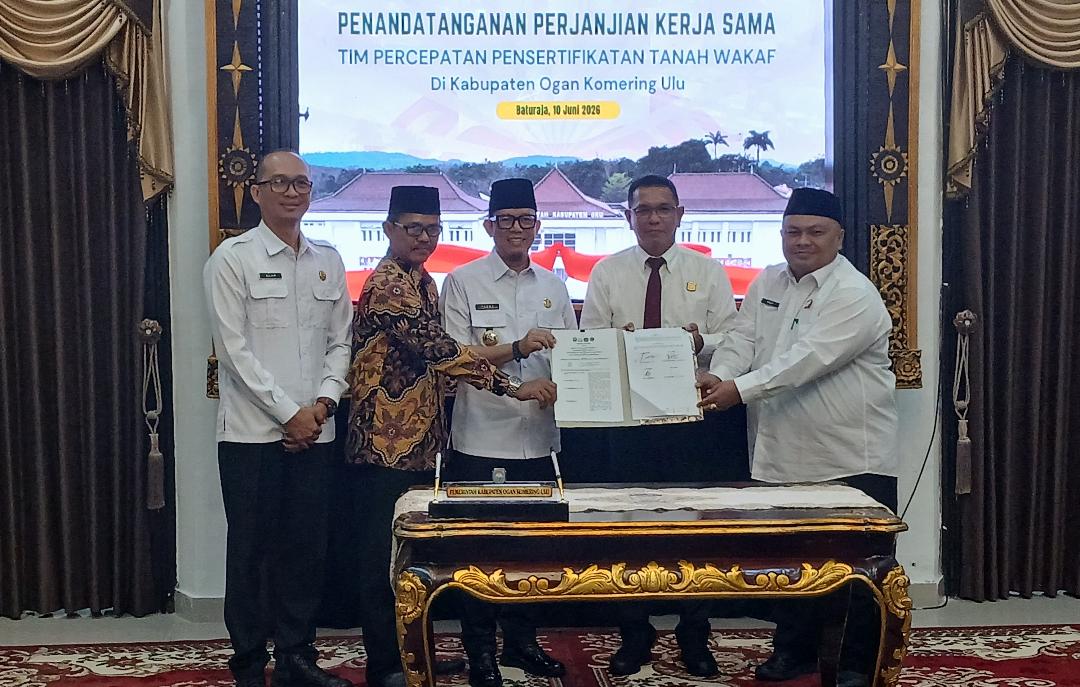 Bupati OKU H Teddy Meilwansyah SSTP MM MPd melakukan penanda-tanganan Kerjasama Percepatan Pensertifikatan tanah wakaf di Kabupaten OKU bersama Kajari OKU, Kepala BPN dan Kemenag OKU. kanalberita.id / Edo