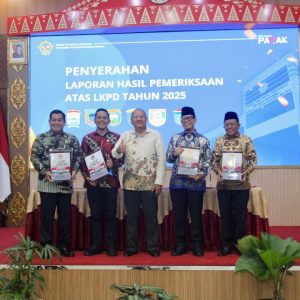 Bupati OKU H Teddy Meilwansyah SSTP MM MPd dan Wakil Ketua DPRD OKU H Rudi Hartono SE saat menerima status Opini WTP yang ke-11 dari BPK RI atas LKPD tahun 2025. Foto dokumen Prokopim.