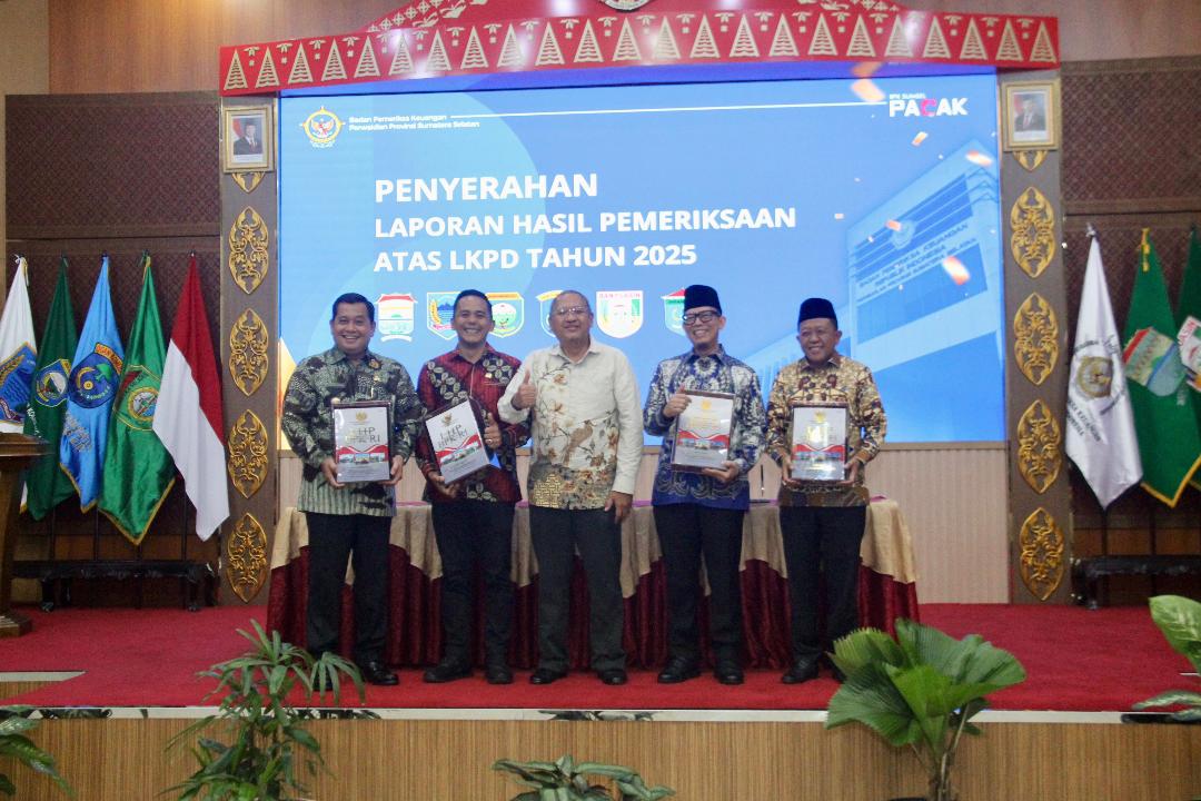 Bupati OKU H Teddy Meilwansyah SSTP MM MPd dan Wakil Ketua DPRD OKU H Rudi Hartono SE saat menerima status Opini WTP yang ke-11 dari BPK RI atas LKPD tahun 2025. Foto dokumen Prokopim.