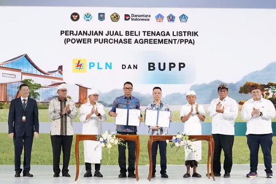 penandatanganan Sponsor Agreement dan Perjanjian Jual Beli Listrik (PJBL) pada agenda Peresmian Pembangunan PSEL Bali di Denpasar Selatan, Propinsi Bali. Foto dokumen PLN