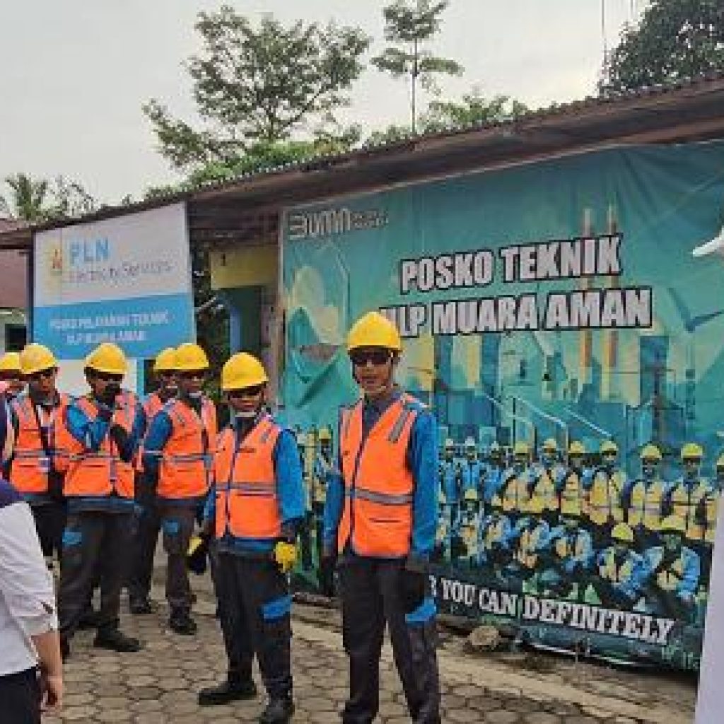 Pegawai PT PLN (Persero) Unit Layanan Pelanggan (ULP) Muara Aman fokus pada peningkatan Customer Experience. Foto dokumen PT PLN