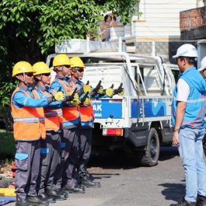 PLN ZERO 1 PLN UID S2JB menerima penghargaan Zero Accident Semester I Tahun 2026 dari Direktur Distribusi PT PLN (Persero) atas komitmen terapkan K3. Foto dokumen PLN UID S2JB