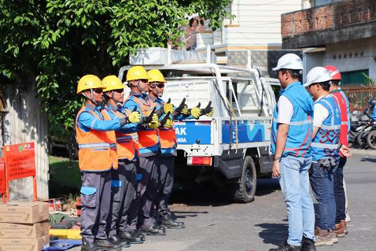 PLN UID S2JB menerima penghargaan Zero Accident Semester I Tahun 2026 dari Direktur Distribusi PT PLN (Persero) atas komitmen terapkan K3. Foto dokumen PLN UID S2JB