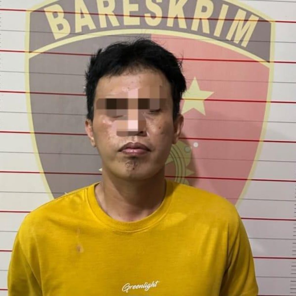 RIDWAN CURAS 1 Begal motor berisial Rid (22) dan barang bukti diamnkan polisi Polres OKU. Foto dokumen polisi