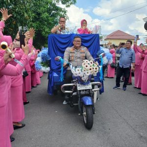 SERTIJAB WAKA 1 Kapolres OKU AKBP Endro Aribowo SIK MAP mengendarai sepeda motor viaar berpenumpang Kompol Eryadi Yuswanto SH MH dan isteri di acara pelepasan PJU Polres OKU yang dipromosikan dan pindah tugas. Kanalberita.id / Edo