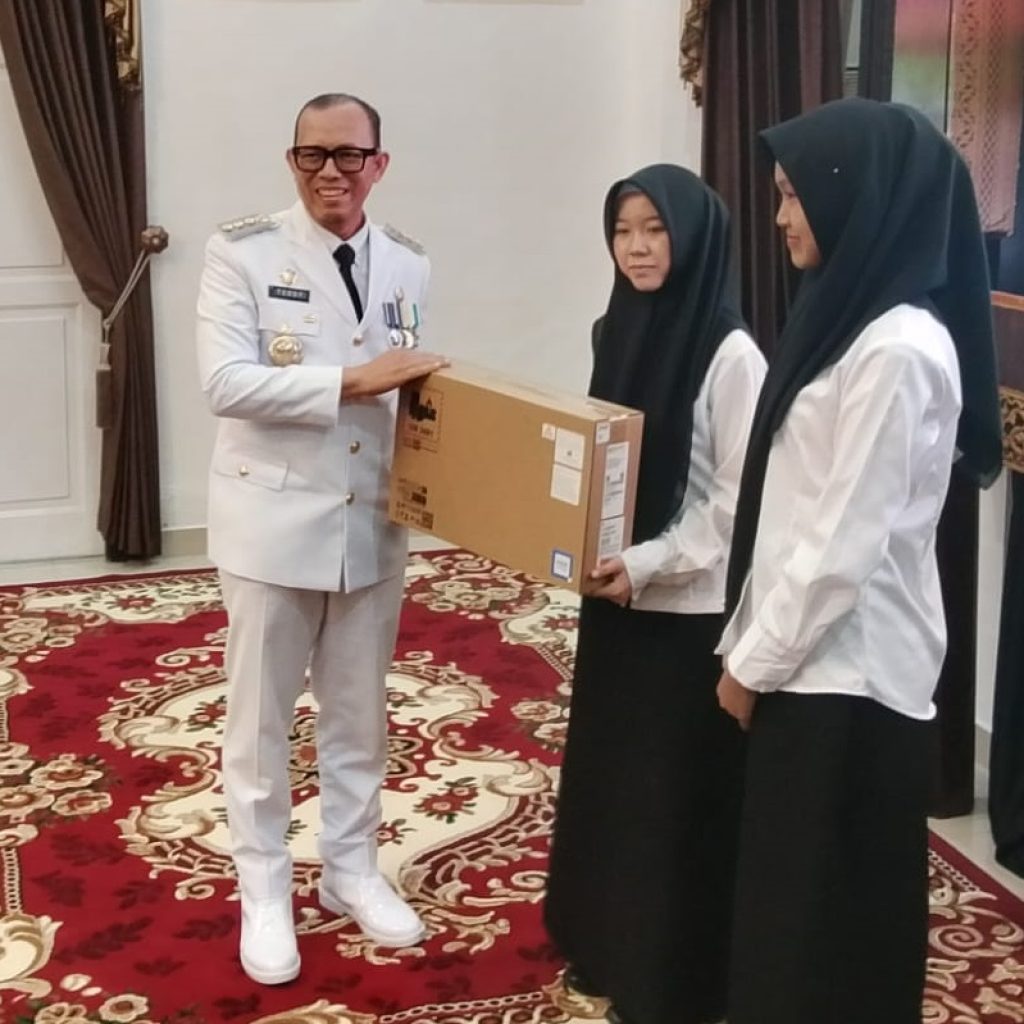 Bupati OKU H Teddy Meilwansyah SSTP MM MPd memberikan bantuan laptop kepada Mahasiswa Fakuktas Kedokteran Jalur Beasiswa Pemkab OKU Tahun 2026. Foto dokumen Kominfo Kabupaten OKU