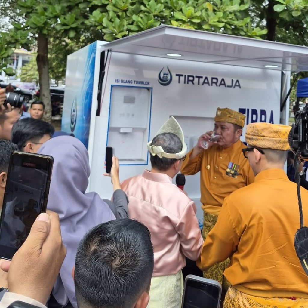 DRINK WATER 1 TIRRA DRINK TAP WATER MOBILE yang dihadirkan Perumda Air Minum Tirta Raja Kabupaten OKU disebut Inovasi pertama di TanahAir, kini mulai melayani. Kanalberita.id / Edo