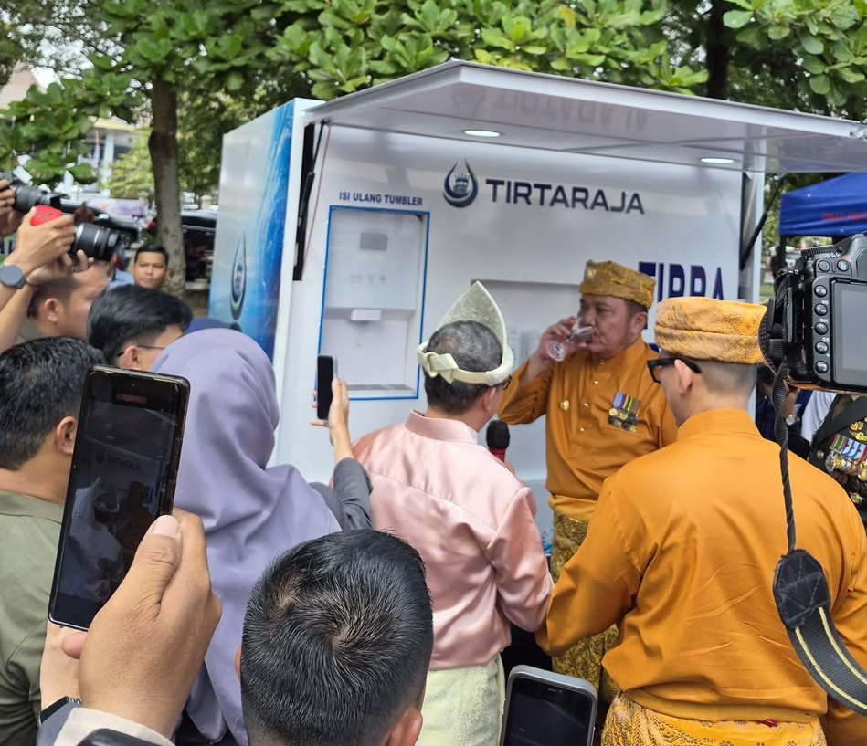 TIRRA DRINK TAP WATER MOBILE yang dihadirkan Perumda Air Minum Tirta Raja Kabupaten OKU disebut Inovasi pertama di TanahAir, kini mulai melayani. Kanalberita.id / Edo