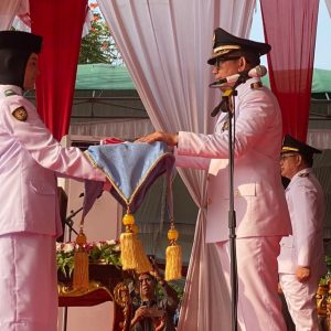 Bupati OKU H Teddy Meilwansyah SSTP MM MPd menyerahkan duplikat bendera pusaka untuk dikibarkan pada HUT ke-81 RI di Taman Kota Baturaja, Senin(17/8/2026). Kanalberita.id / Edo