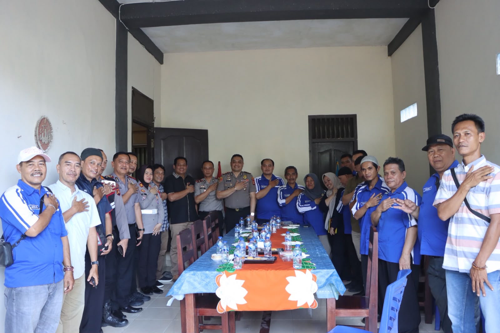 Kapolres OKU Helmy Tamaela SIK MIK bersama Wakapolres OKU Kompol Hendro Suwarno SH dan PJU bersilaturahmi dengan pengurus PWI Kabupaten OKU. kanalberita.id / Edo