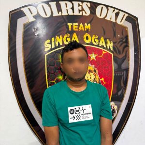 Polisi menngamankan oknum karyawan dealer mobil inisial EH (40) yang diduga terlibat penggelapan dana pembelian mobil. Foto dokumen polisi.