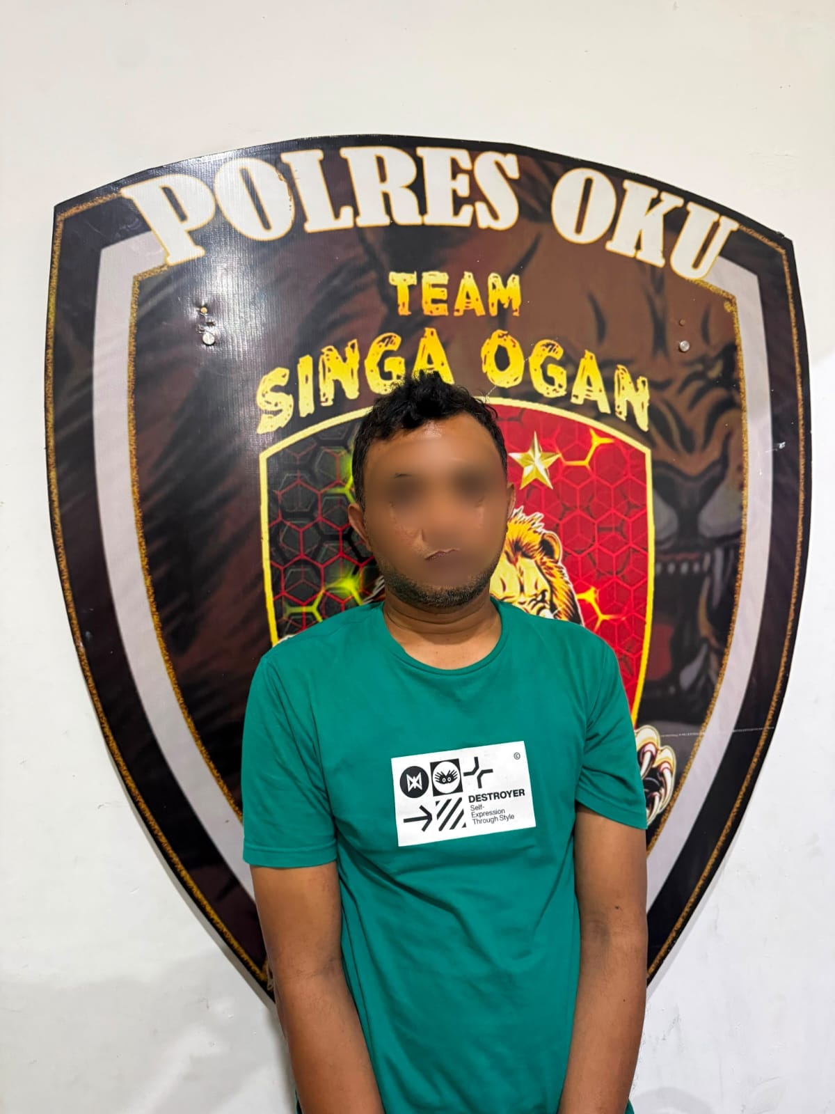 Polisi menngamankan oknum karyawan dealer mobil inisial EH (40) yang diduga terlibat penggelapan dana pembelian mobil. Foto dokumen polisi.