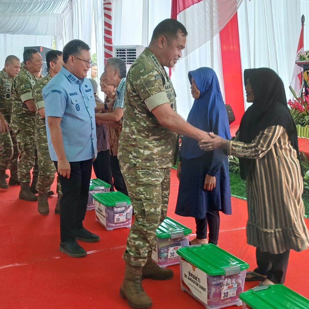 KASAD Jenderal TNI Maruli Simanjuntak MSc bagikan 1000 box sembako saat meninjau jembatan gantung garuda bangunan TNI di Desa Pusar Kecamatan Baturaja Barat Kabupaten OKU, Propinsi Sumsel. Kanalberita / Edo