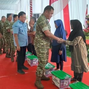 KASAD Jenderal TNI Maruli Simanjuntak MSc bagikan 1000 box sembako saat meninjau jembatan gantung garuda bangunan TNI di Desa Pusar Kecamatan Baturaja Barat Kabupaten OKU, Propinsi Sumsel. Kanalberita / Edo