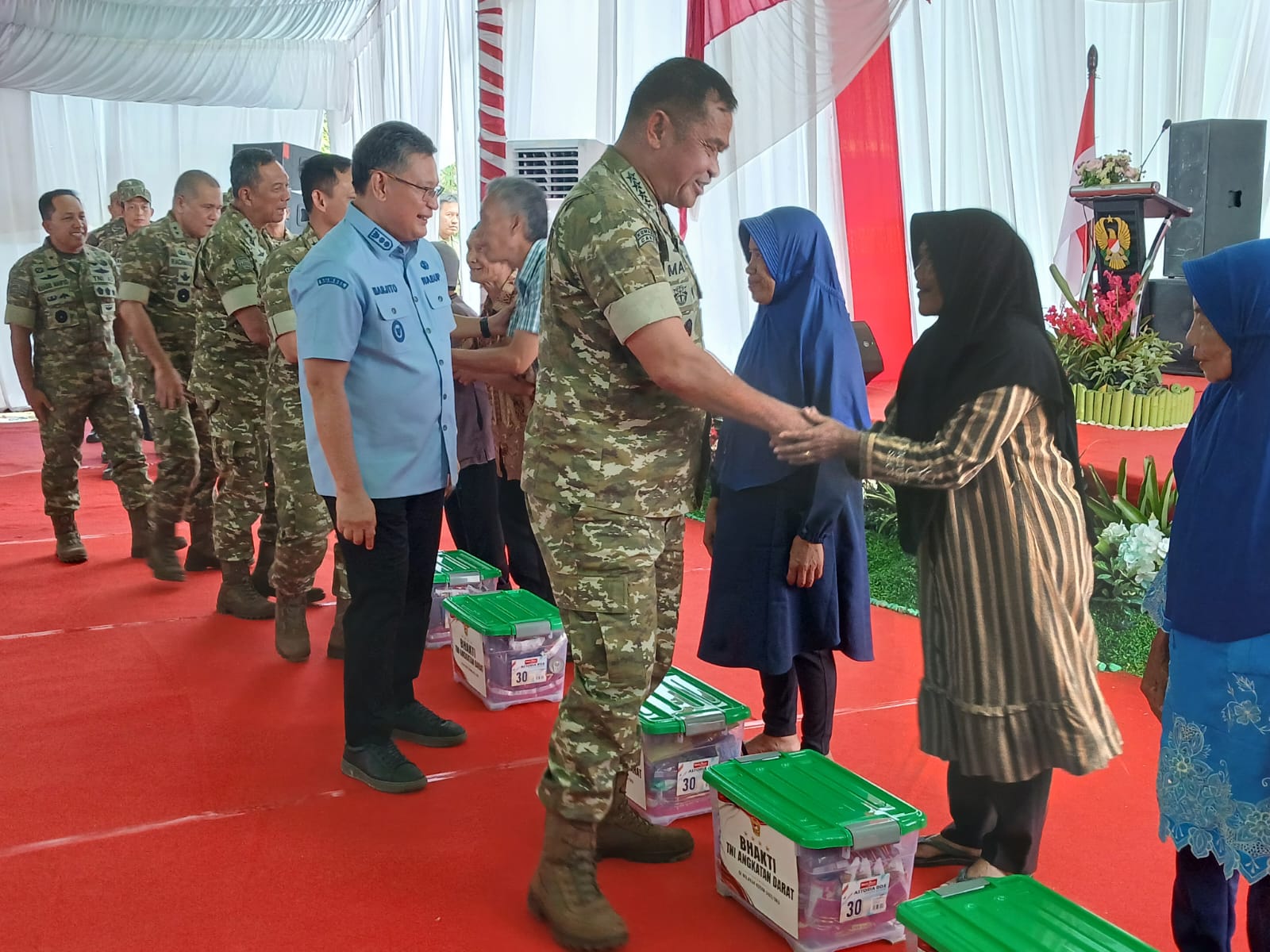 KASAD Jenderal TNI Maruli Simanjuntak MSc bagikan 1000 box sembako saat meninjau jembatan gantung garuda bangunan TNI di Desa Pusar Kecamatan Baturaja Barat Kabupaten OKU, Propinsi Sumsel. Kanalberita / Edo