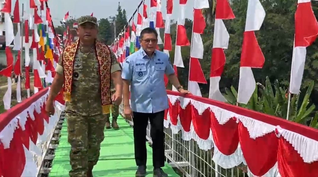 KASAD Jenderal TNI Maruli Simanjungak MSc meninjau jembatan gantung garuda bangunan TNI di Desa Pusar, Kecamatan Baturaja Barat Kabupaten OKU, Jumat (28/8/2026). Kanalberita.id / Edo