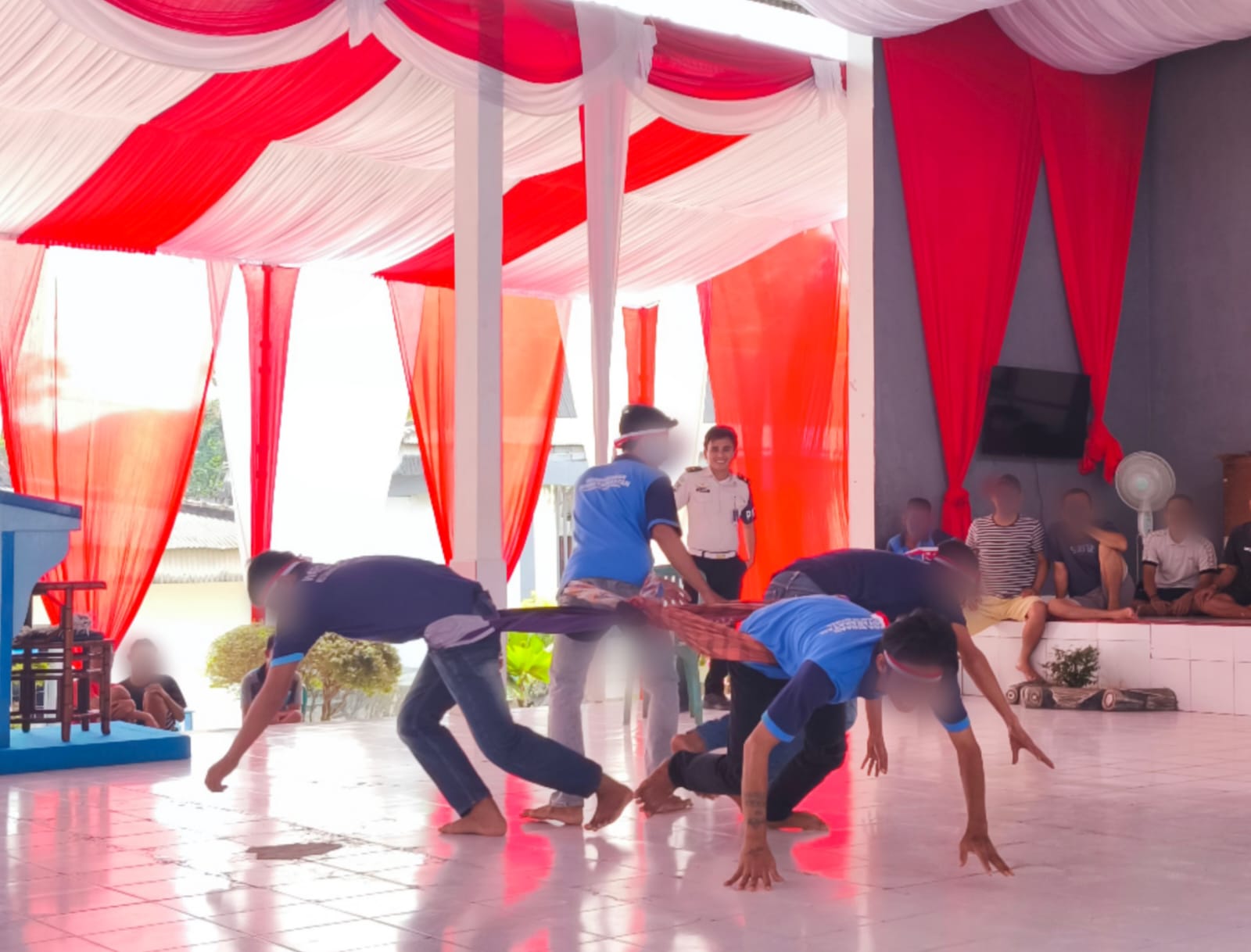 Lomba semarak memperingati HUT ke-81 Proklamasi Kemerdekaan Indonesia di Rutan Baturaja seru dan mengundnag gelak tawa sesama peserta lomba. Foto dokumen Rutan Baturaja