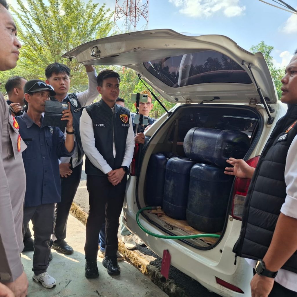 Kapolres OKU AKBP Helmy Tamaela SIK MIK dan Kasat Reksrim Polres OKU AKP Nasron JunaidiSH MH memeriksa mobil pengecor BBM bersubsidi yang berhasil diatangkap polisi. Kanalberita.id / Edo