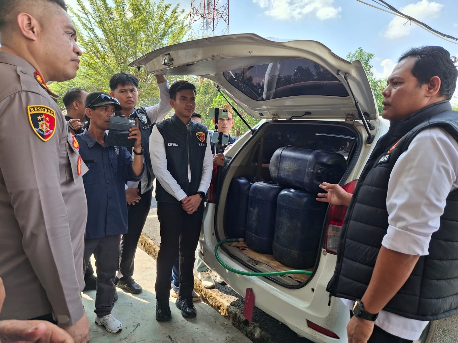 Kapolres OKU AKBP Helmy Tamaela SIK MIK dan Kasat Reksrim Polres OKU AKP Nasron JunaidiSH MH memeriksa mobil pengecor BBM bersubsidi yang berhasil diatangkap polisi. Kanalberita.id / Edo