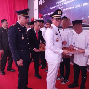 Bupati OKU H Teddy Meilwansyah SSTP MM.MPd didampingiu Karutan Baturaja Fitri Yady SH MSi menyerahkan SK kepada narapidana yang bebas pada HUT RI ke-81. Kanalberita.id / Edo
