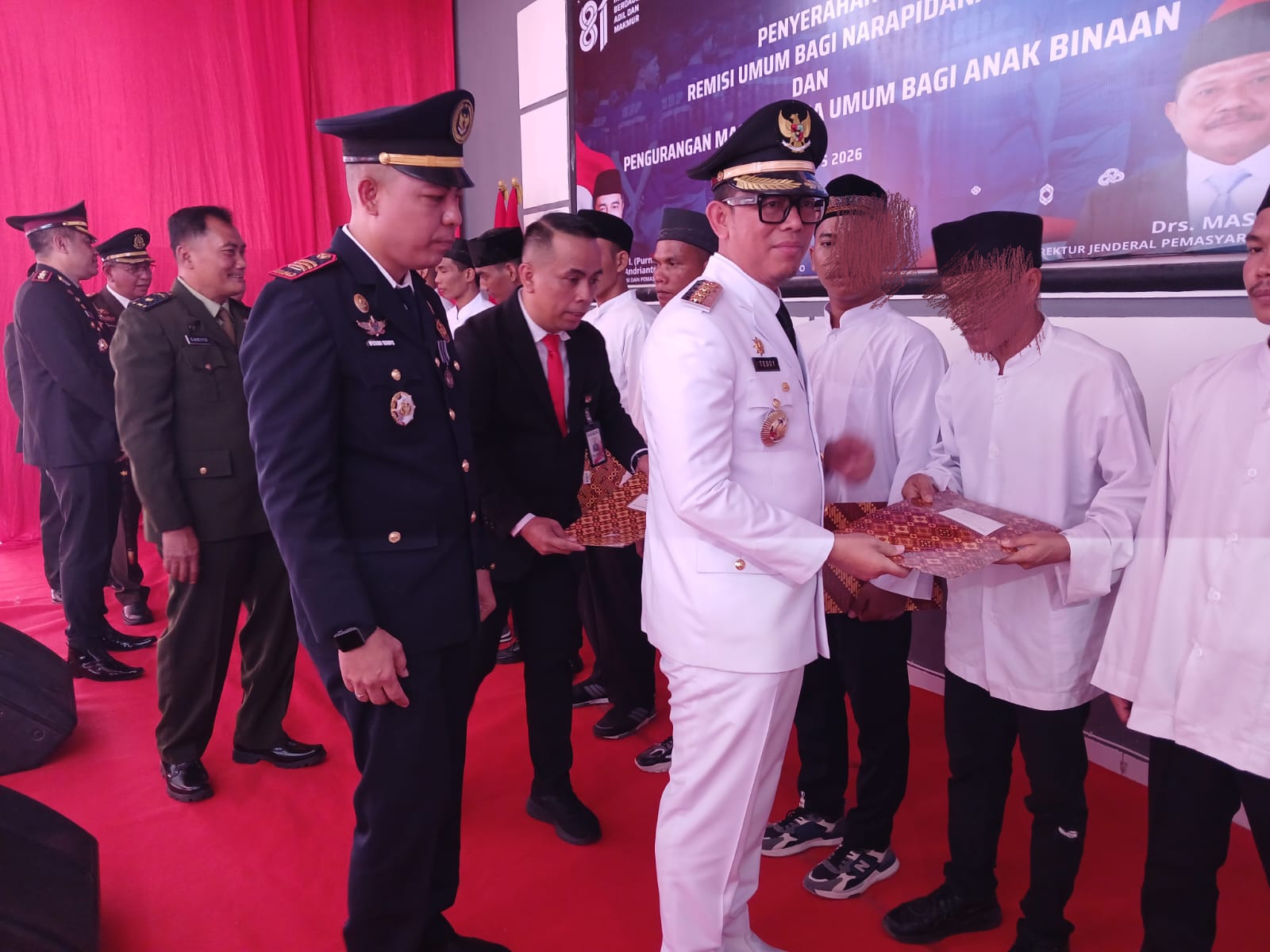 Bupati OKU H Teddy Meilwansyah SSTP MM.MPd didampingiu Karutan Baturaja Fitri Yady SH MSi menyerahkan SK kepada narapidana yang bebas pada HUT RI ke-81. Kanalberita.id / Edo