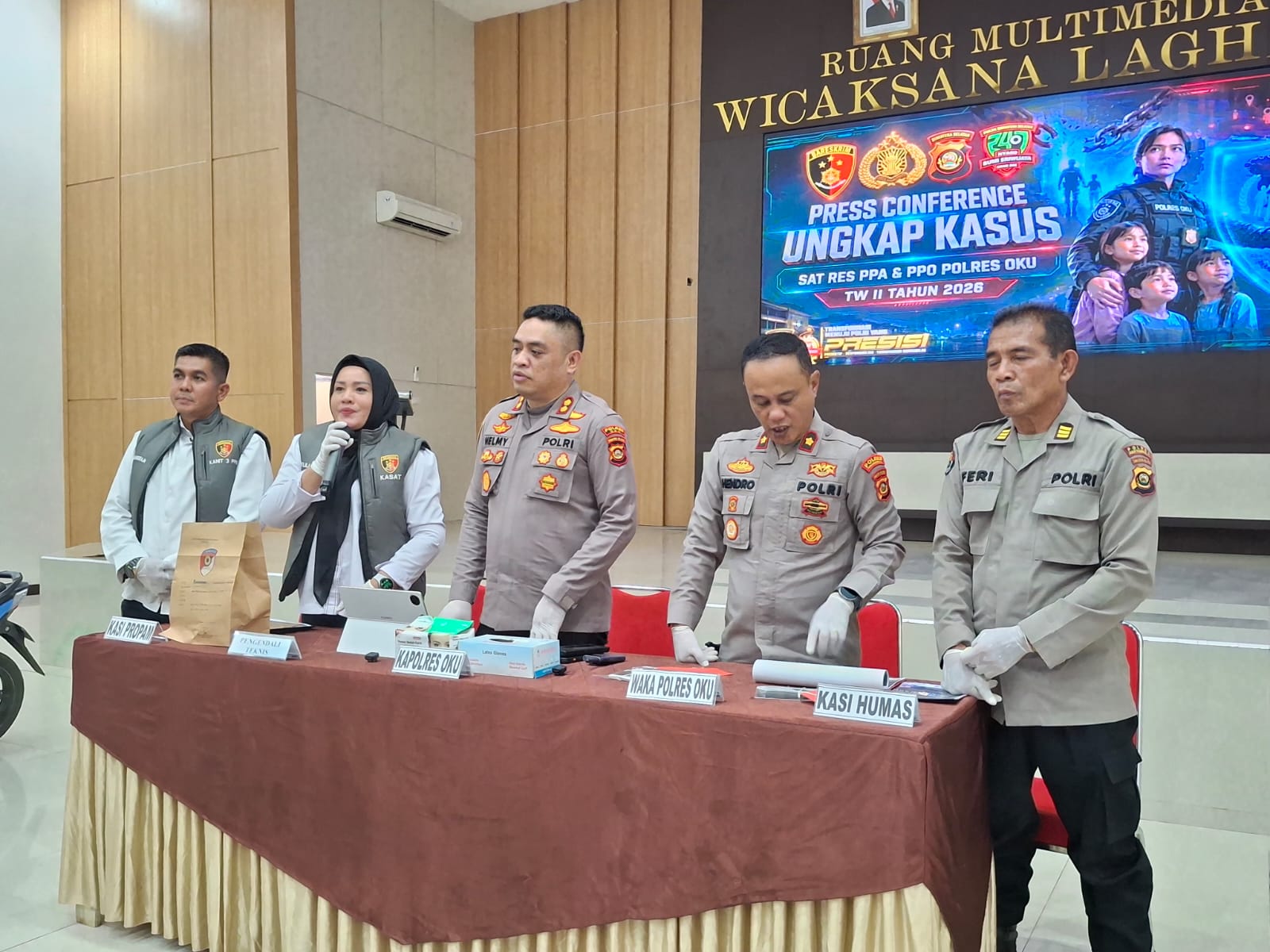 Kapolres OKU AKBP Helmy Tamaela SIK MIK jumpa pers ungkap kasus pengancaman penyebaran vidio mesum. Kanalberita.id / Edo