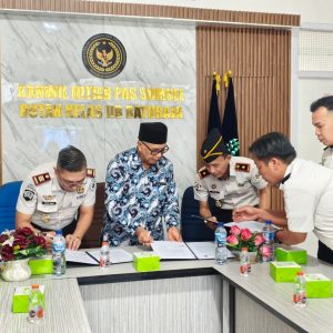 Kepala Rutan Kelas IIB Baturaja Fitri Yady SH MSi dan Ketua PD Muhammadiyah OKU menanda-tangani kerja sama pembinaan warga binaan. Foto dokumen Rutan Baturaja