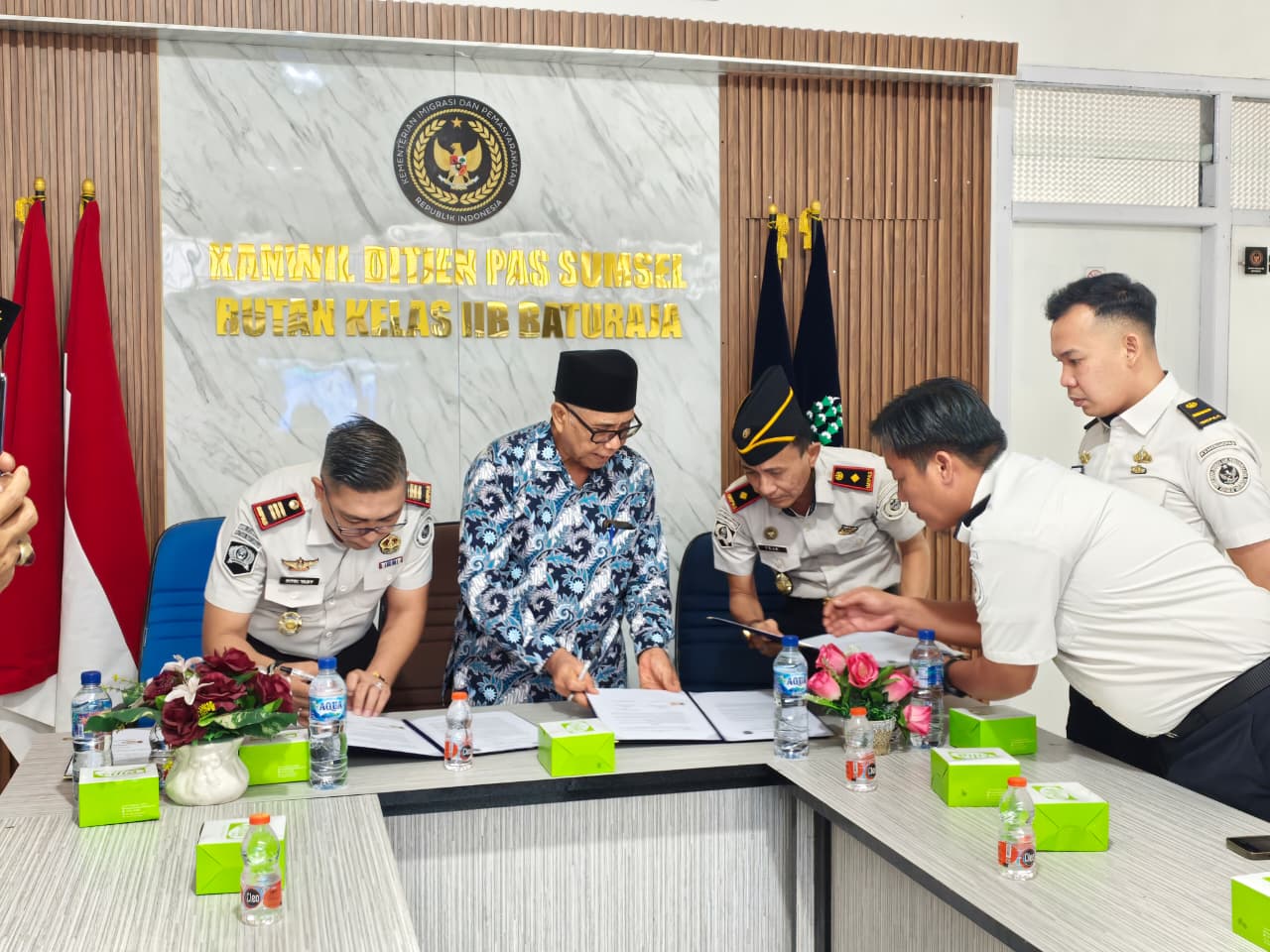 Kepala Rutan Kelas IIB Baturaja Fitri Yady SH MSi dan Ketua PD Muhammadiyah OKU menanda-tangani kerja sama pembinaan warga binaan. Foto dokumen Rutan Baturaja