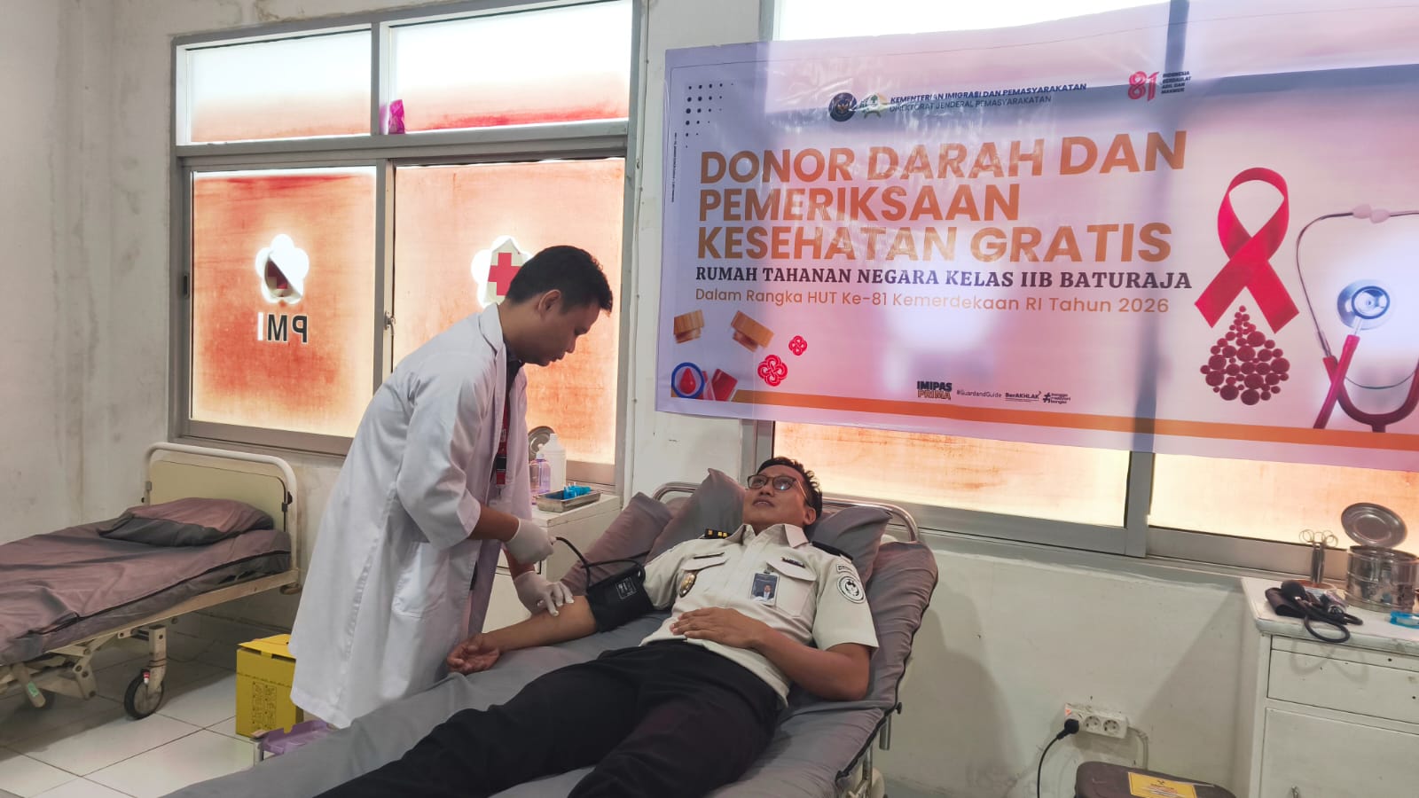 Dalam rangkaian memeriahkan HUT RI ke-81 pegawai Rutan Baturaja melakukan donor darah. Foto dokumen Rutan Baturaja