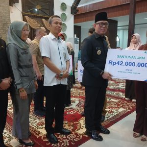 SANTUNAN BPJS 1 Bupati OKU H Teddy Meinlwansyah SSTP MM MPd didampingi Kepala BPJS Ketenagakerjaan OKU Riski menyerahkan santuanan kematian kepada ahli waris dan beasiswa ahli waris di Rumkab. Kanalberita.id / Edo