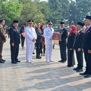 SATYA LENCANA 2026 KE 1 Bupati H Teddy Meilwansyaah SSTP MM MPd memasangkan Setya Lencana Karya Satya kepada Luqmanul Hakim, SSos, MSi. Kanalberita.id / Edo