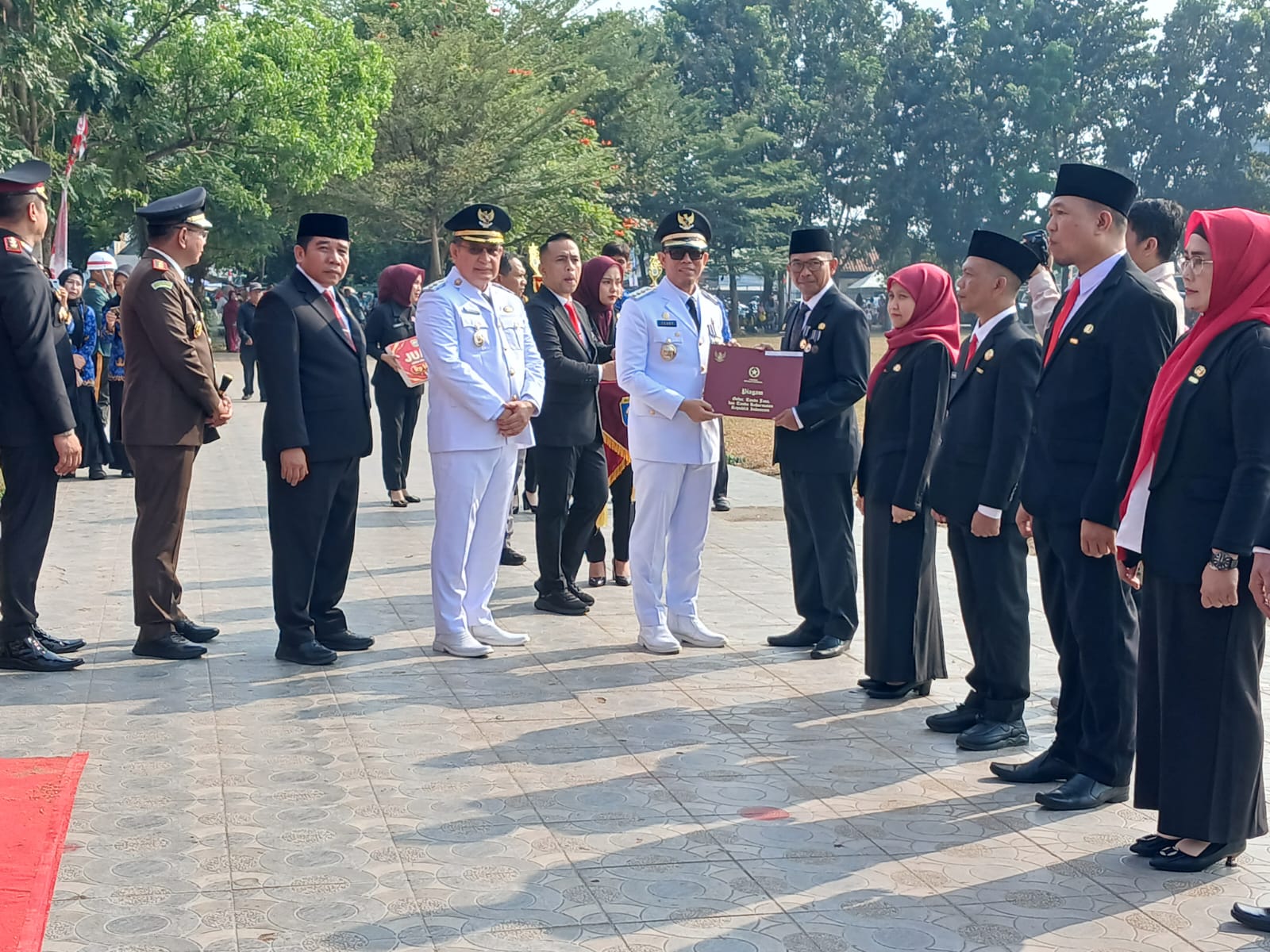 Bupati H Teddy Meilwansyaah SSTP MM MPd memasangkan Setya Lencana Karya Satya kepada Luqmanul Hakim, SSos, MSi. Kanalberita.id / Edo