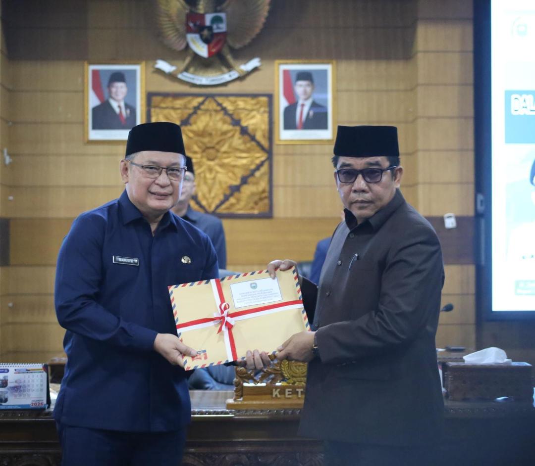 Wabup OKU Ir H Marjito Bachri menyampaikan Nota Keuangan APBD Perubahan Kabupaten OKU TA 2026 kepada DPRD untuk dibahas. Kanalberita.id / Edo