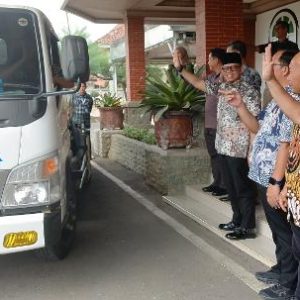 BAGIKAN AIR BERSIH 1 Bupati OKU H Teddy Meilwansyah SSTP MM MPd melepas armada air bersih gartis untuk disalurkan ke warga yang terdampak musim kemarau panjang. Kanalberita.id / Edo