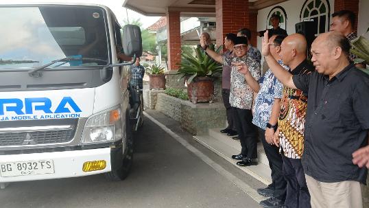 Bupati OKU H Teddy Meilwansyah SSTP MM MPd melepas armada air bersih gartis untuk disalurkan ke warga yang terdampak musim kemarau panjang. Kanalberita.id / Edo
