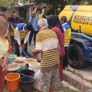 BAGIKAN AIR BERSIH 4 Warga yang tinggal di daerah sulit air dampak dari kemarau panjang nampak antre menunggu giliran wadah penampungan air diisi oleh petugas dari Pemkab OKU yang mentalurkan bantuan ari bersih grtasi. Kanalberita.id / Edo