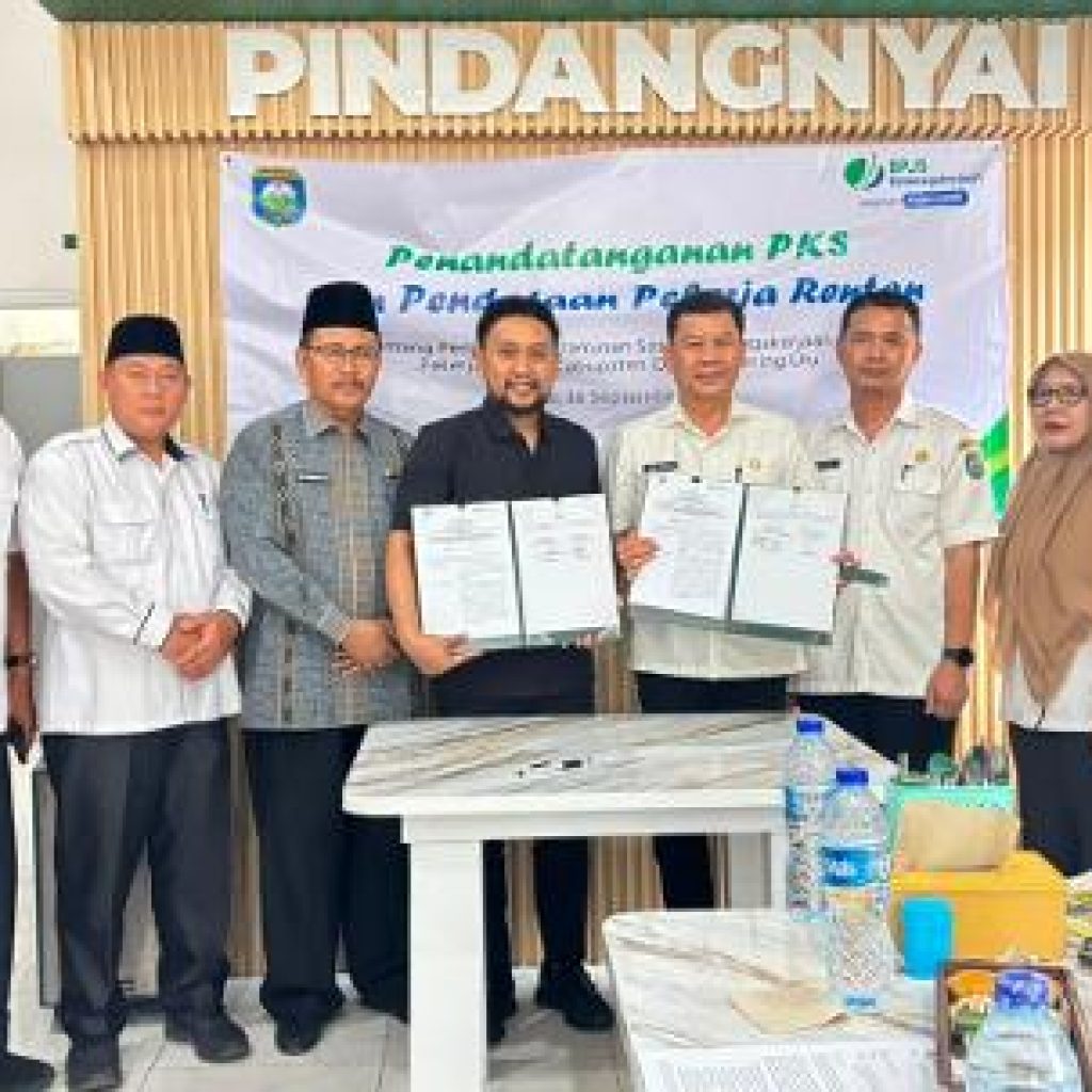 Dinas Tenaga Kerja Kabupaten OKU dan BPJS Ketenagakerjaan Cabang OKU meneken MoU Perjanjian Kerja Sama untuk memberikan jaminan perlindungan sosial kepada tenaga kerja rentan. Foto dokumen BPJS