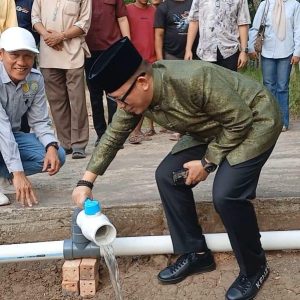 Bupati OKU H Teddy Meilwasnyah SSTP MM MPd meninjau pengoperasian Irigasi Perpompaan di Lingkungan Sumber Jaya, Kelurahan Sepancar Lawang Kulon Kecamaatn Baturaja Timur OKU. Kanalberita.id / Edo