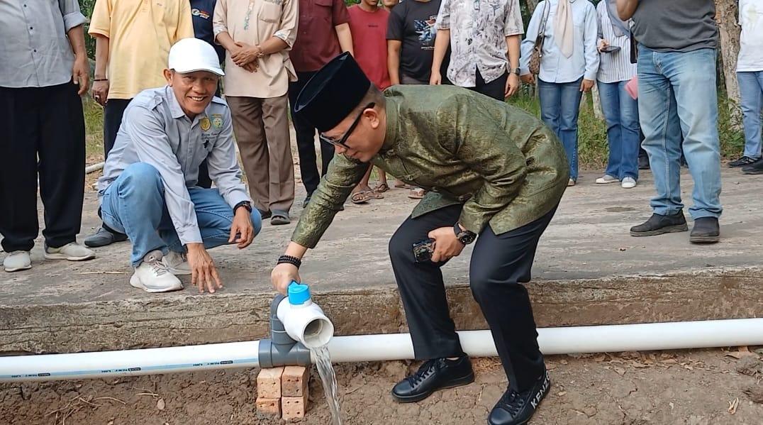 Bupati OKU H Teddy Meilwasnyah SSTP MM MPd meninjau pengoperasian Irigasi Perpompaan di Lingkungan Sumber Jaya, Kelurahan Sepancar Lawang Kulon Kecamaatn Baturaja Timur OKU. Kanalberita.id / Edo