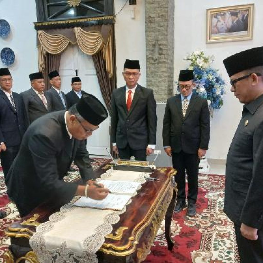 Bupati OKU H Teddy Meilwansyah SSTP MM MPd melantik 11 pejabat setingkat eselon II di lingkungan Pemkab OKU. kanalberita.id / Edo