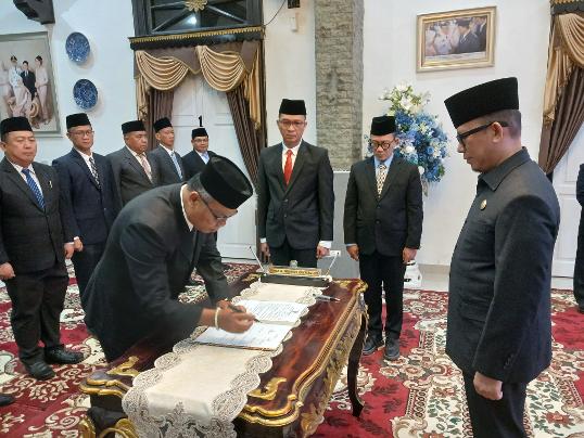 Bupati OKU H Teddy Meilwansyah SSTP MM MPd melantik 11 pejabat setingkat eselon II di lingkungan Pemkab OKU. kanalberita.id / Edo