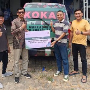 Senior Manager of CSR SMBR, David Irwanto berikan bantuan untuk mendukung kebutuhan operasional tim relawan pemadam karhutla KOKAM Sumatera Selatan. Foto dokumen SMBR