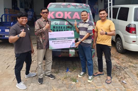 Senior Manager of CSR SMBR, David Irwanto berikan bantuan untuk mendukung kebutuhan operasional tim relawan pemadam karhutla KOKAM Sumatera Selatan. Foto dokumen SMBR