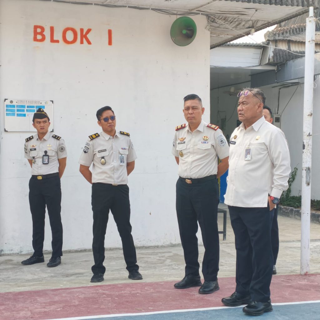 Kakanwil Ditjenpas Sumsel, Yulius Sahruzah, Bc.IP, SH, MH didampingi Karutan Baturaja FitrI Yady SH MSi meninjau blok-blok WBP dalam kunker di Baturaja. Foto dokumenm Rutan Baturaja
