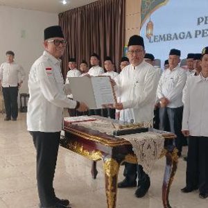 Bupati OKU H Teddy Meilwansyah SSTP MM MPd mengukuhkan Pengurus LPTQ Kabupaten OKU di Pendopo rumah dinas Bupati. Kanalberita.id / Edo