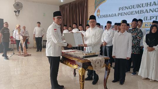 Bupati OKU H Teddy Meilwansyah SSTP MM MPd mengukuhkan Pengurus LPTQ Kabupaten OKU di Pendopo rumah dinas Bupati. Kanalberita.id / Edo