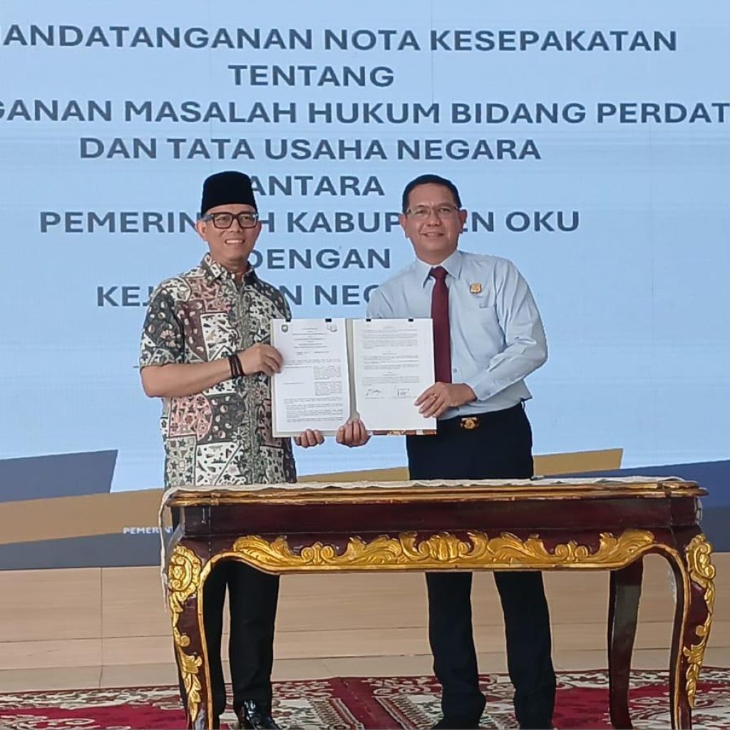 Bupati OKU H Teddy Meilwansyyah SSTP MM MPd menenda-tangani kesepakatan bersama masalah hukum bidang Datun tahun anggaran 2026 di pendopo kabupaten OKU. kanalberita.id / Edo