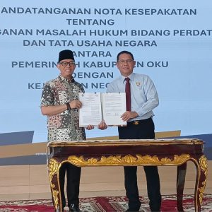 MOU DATUN 1 Bupati OKU H Teddy Meilwansyyah SSTP MM MPd menenda-tangani kesepakatan bersama masalah hukum bidang Datun tahun anggaran 2026 di pendopo kabupaten OKU. kanalberita.id / Edo