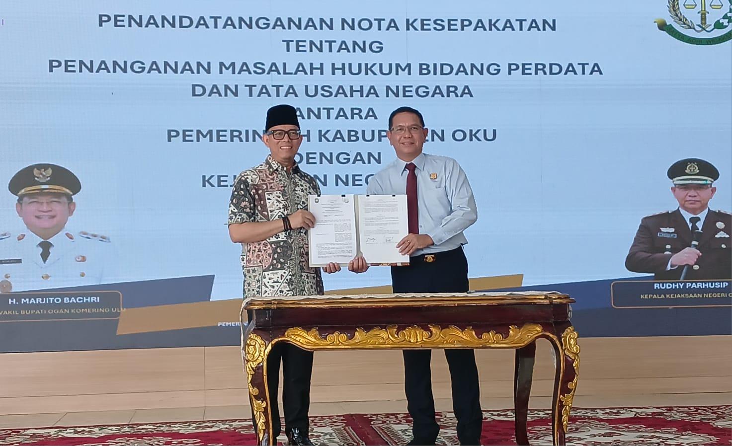 Bupati OKU H Teddy Meilwansyyah SSTP MM MPd menenda-tangani kesepakatan bersama masalah hukum bidang Datun tahun anggaran 2026 di pendopo kabupaten OKU. kanalberita.id / Edo