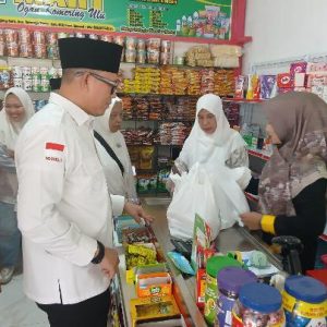 Bupati OKU H Teddy Meilwansyah SSTP MM MPd berbelanja di MUI Mart OKU yang beralamat di Jalan Syekh A Kaliuddin Kemiling Tanjung Baru Baturaja Kabuapten OKU. Kanalberita.id / Edo